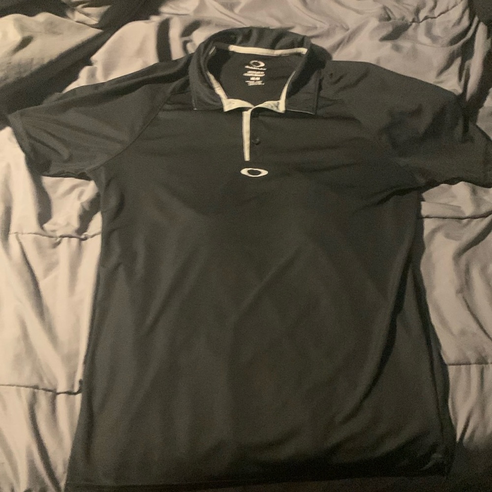 Mens Oakley Tshirt size Medium- Used